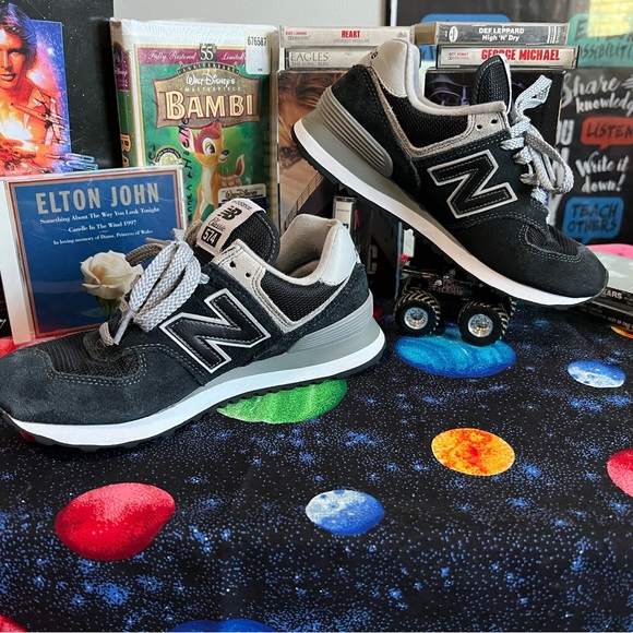 New Balance 574 Women’s Black White Gray Low Casual Athletic Sneakers size 7 US - Picture 3 of 4
